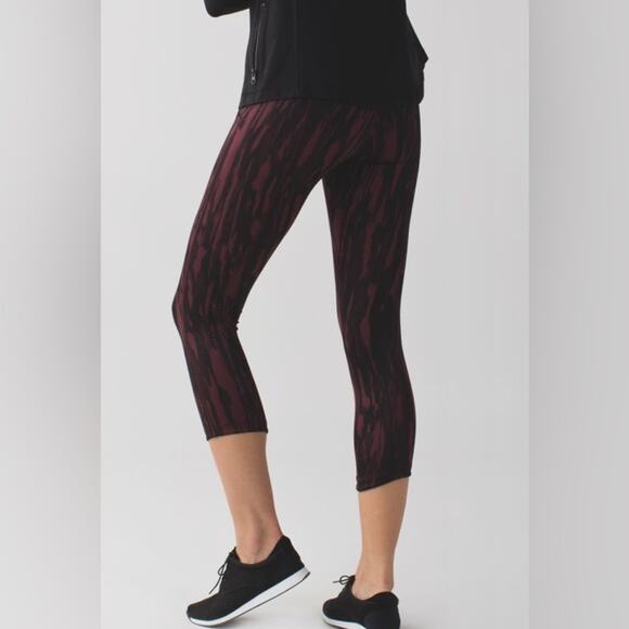 Lululemon 2 Exquisite Crop Painted Animal Bordeaux Drama Black Bordeaux‎ Pocket - Picture 1 of 8